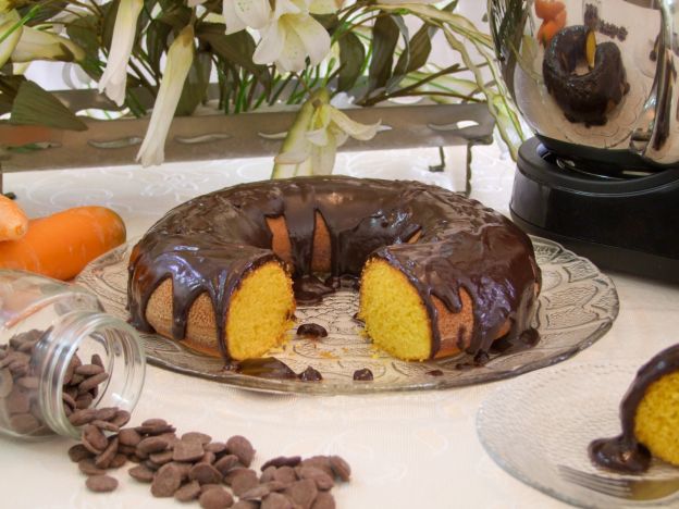 Cenoura: Bolo de cenoura com calda de chocolate