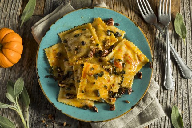 Ravioli de abóbora e ricota com molho de nozes