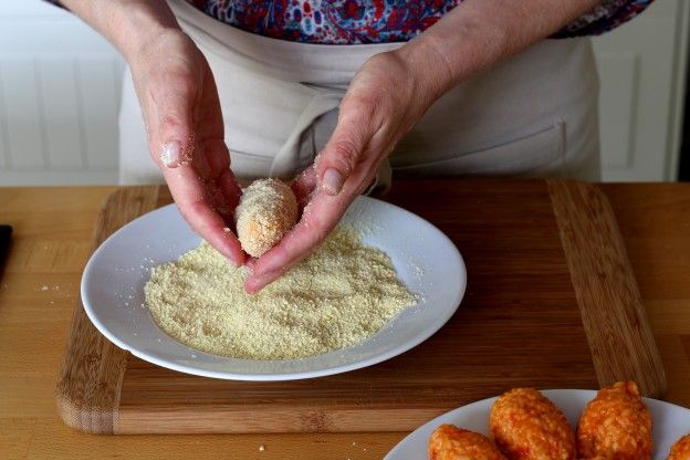 Enfim, passar na farinha de rosca