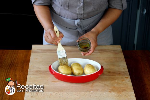 Colocar óleo nas batatas