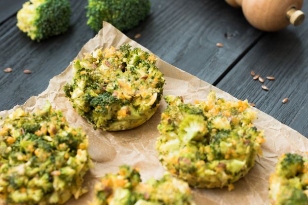 Muffins de brócolis com queijo