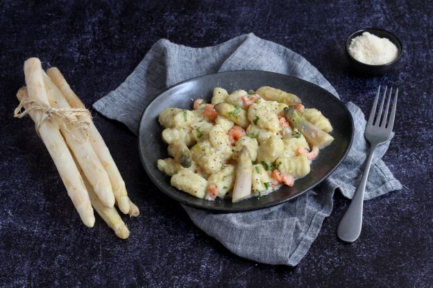 Gnocchi com creme de aspargos e camarão