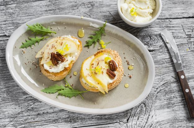 15 - Bruschetta com peras carameladas, queijo Brie e nozes