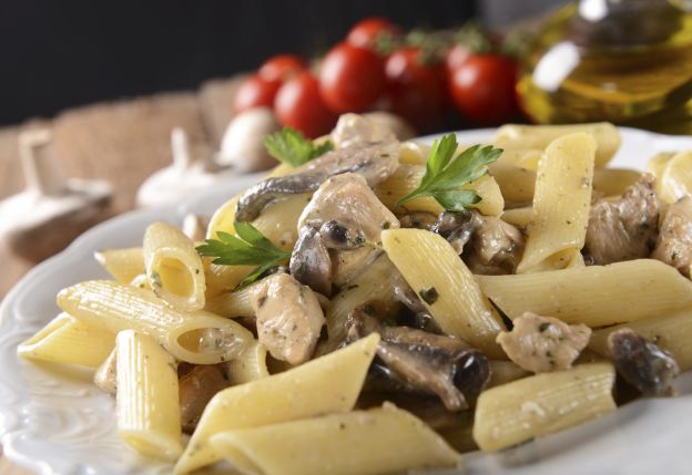 Penne com frango e cogumelos