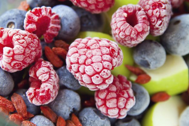 Descongelar as frutas antes de colocá-las na massa de seu bolo