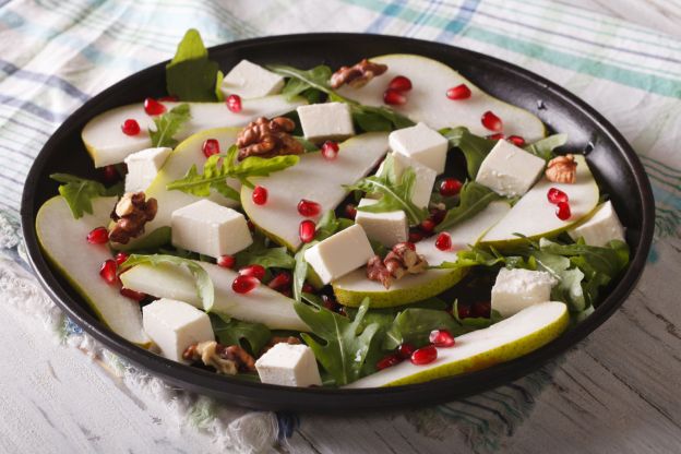 Salada de rúcula, peras e queijo