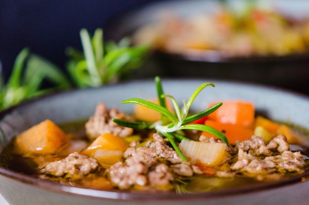 Sopa de carne moída com legumes