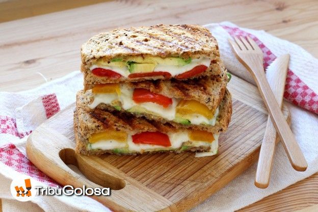 30 - Croque Monsieur de mozzarella, abacate e pimentão