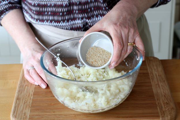 Juntar a farinha de rosca