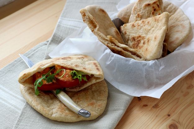 Sanduíche vegetariano no pão árabe