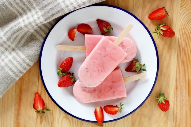 Picolés de iogurte com frutas vermelhas