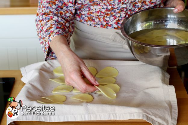 Espalhar as rodelas de batatas