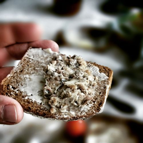 Pão com rillettes de sardinha