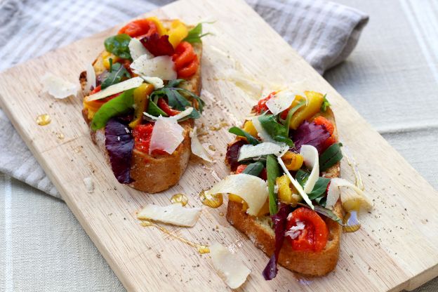 Bruschetta com pimentões e tomate