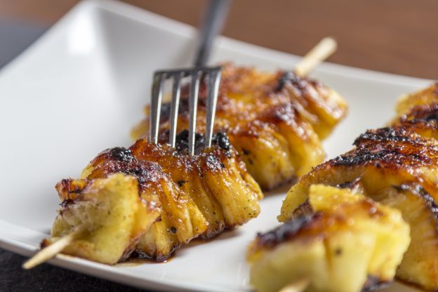 Brochets de abacaxi caramelizados