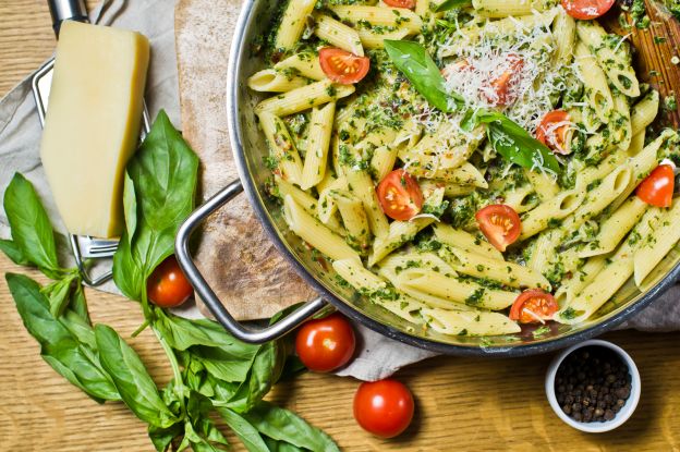 Penne rigate com creme de espinafre e tomates cereja!