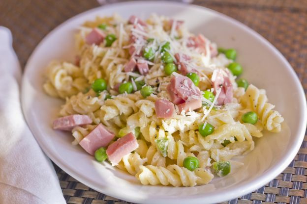 Salada de macarrão com presunto