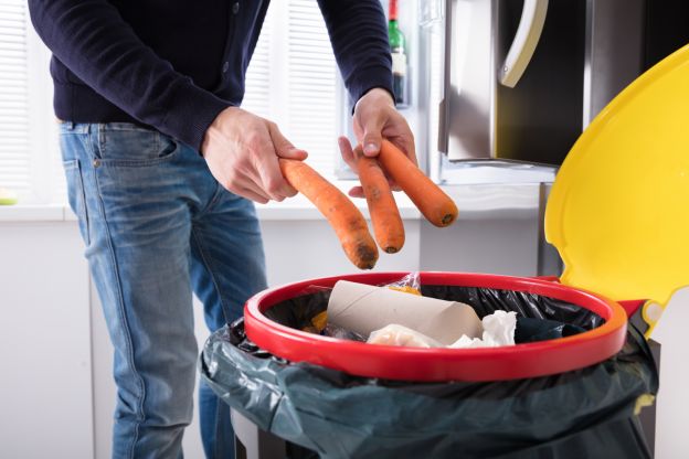 Eliminar odores das latas de lixo