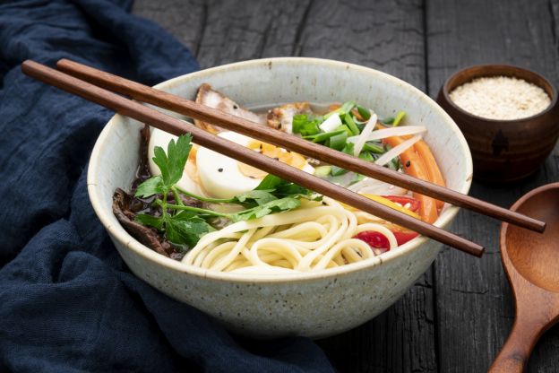 Ramen rápido com espaguete