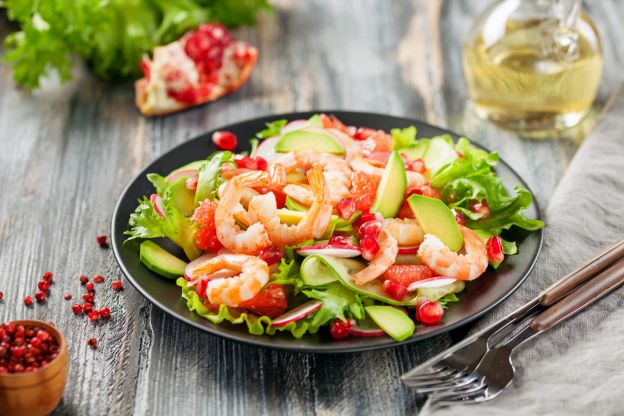 Salada de abacate, camarão e toranja