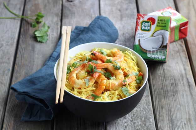 Macarrão ao curry com leite de coco e camarão