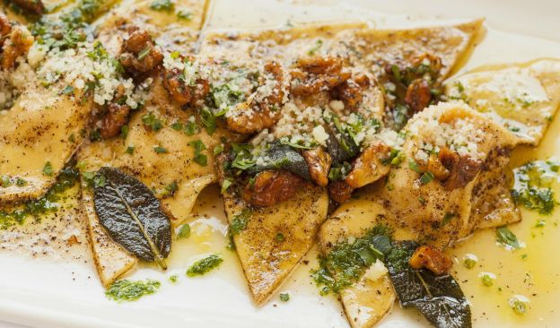 Ravioli de abóbora e ricota com molho de nozes