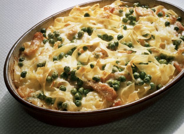 Gratinado de tagliatelles com bacon e petits-pois