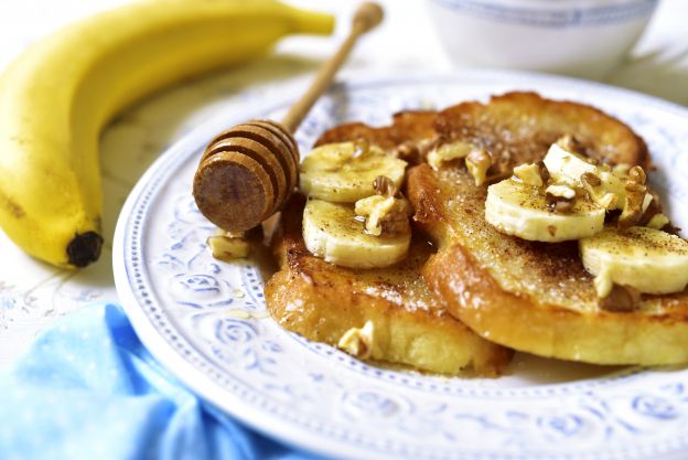 Rabanada com banana, mel e nozes