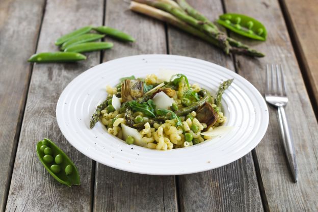 Salada de macarrão com aspargos, ervilhas e pesto