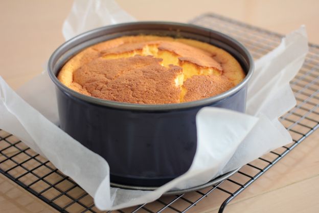 Deixar seu bolo ou cake esfriar dentro da forma