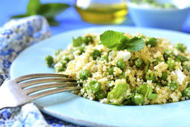 Salada de quinoa con queijo feta e hortelã