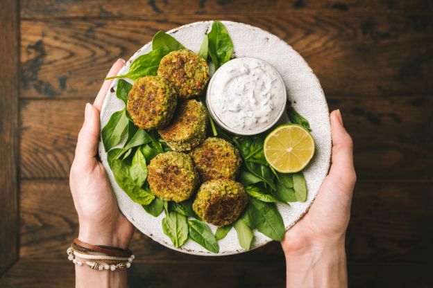 Prato de falafel com molhos