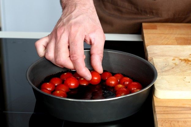 Colocar os tomates cerejas