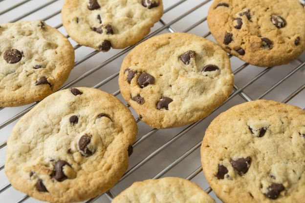 Esperar muito tempo para tirar os biscoitos do forno