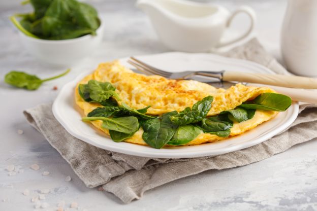 Omelete com espinafre fresco e mussarela