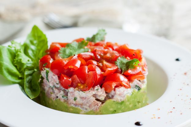 Tartare de atum, tomate e abacate