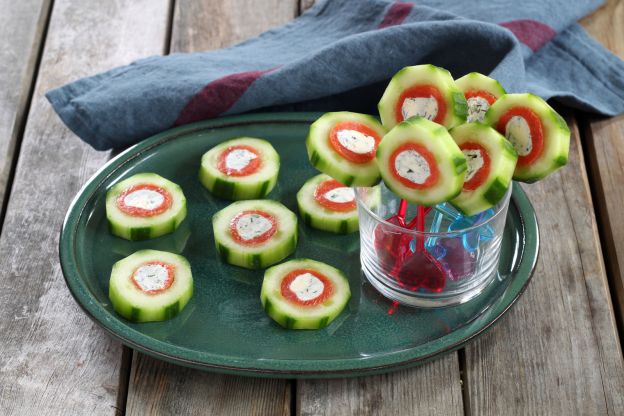 Pirulitos de pepino, salmão e gorgonzola