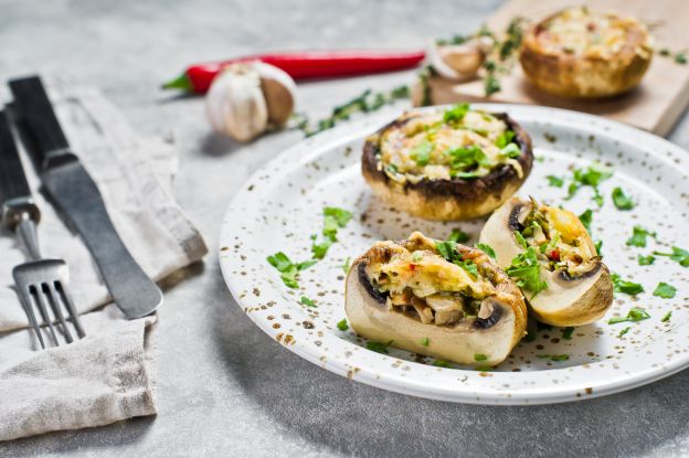 Cogumelos recheados com queijo e ervas