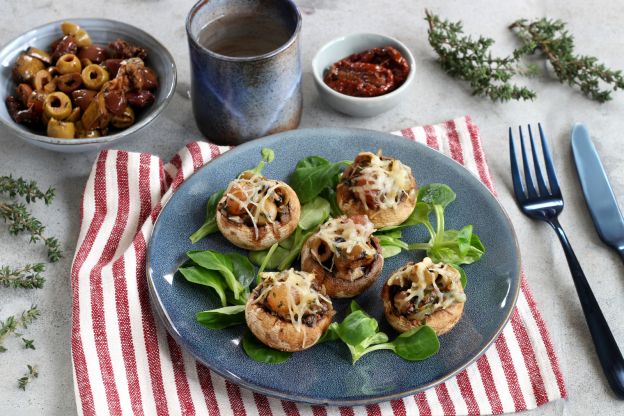 Champignons recheados com tomate seco e azeitonas