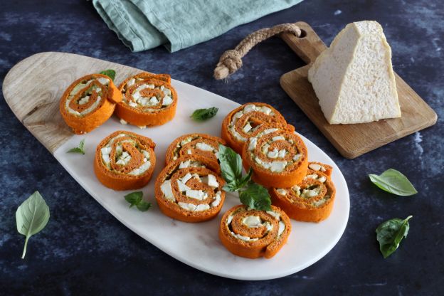 Rocambole de tomate com pesto e queijo de cabra macio