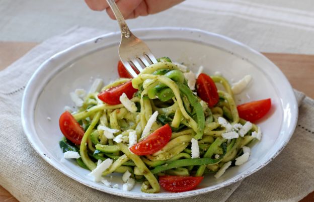 Espaguete de abobrinha com pesto e queijo