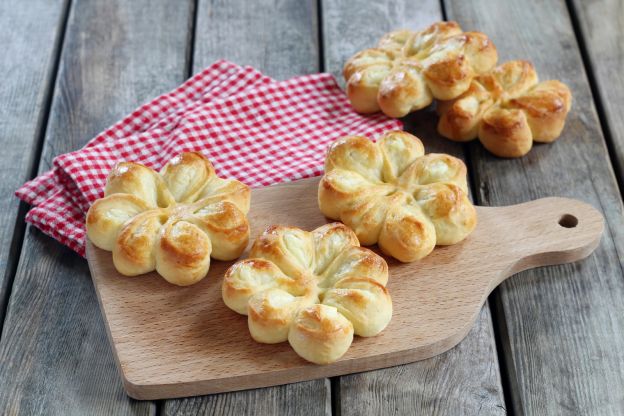 Brioches amanteigados em forma de flor