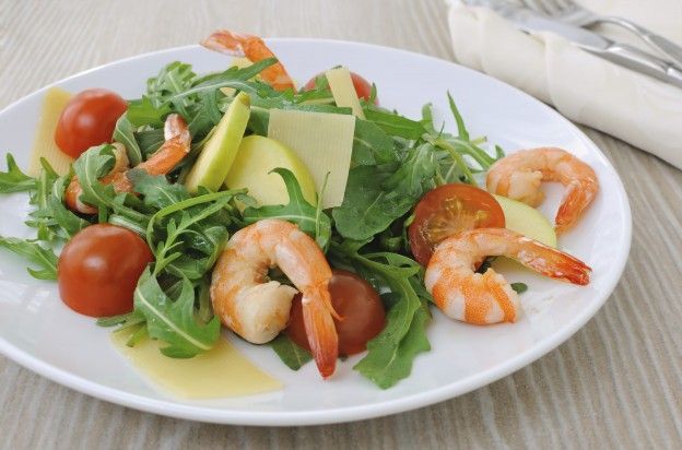 Salada de abacate e camarão