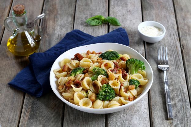 Oreicchiette com brócolis, anchovas e tomates secos