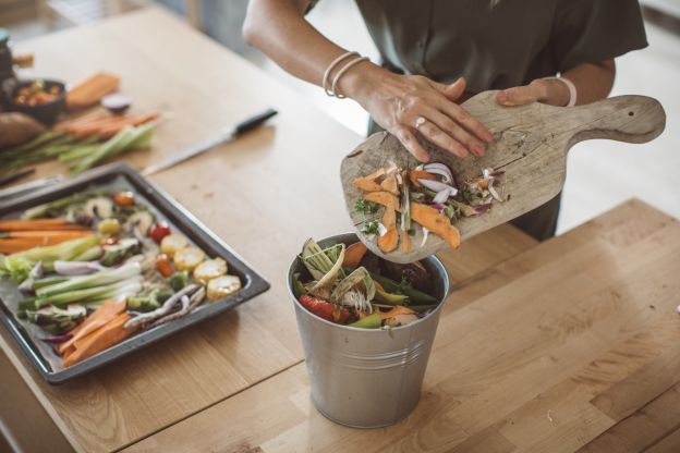 Em uma base anual, o desperdício global de alimentos soma...