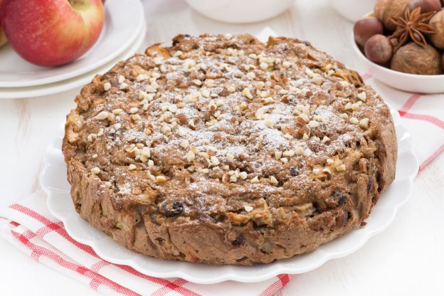 Bolo de maçãs, nozes e farinha integral