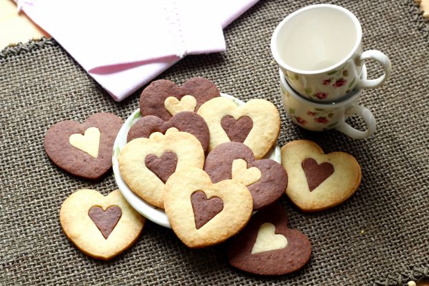 Biscoitos de coração preto e branco