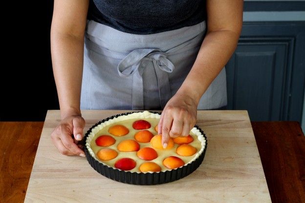 Guarnecer a torta com os damascos