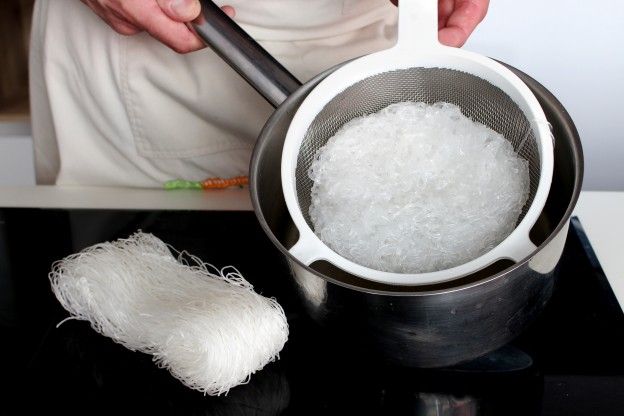 Cozinhar a aletria de arroz