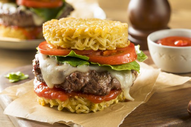 Para os realmente loucos por miojo: Ramen Burger